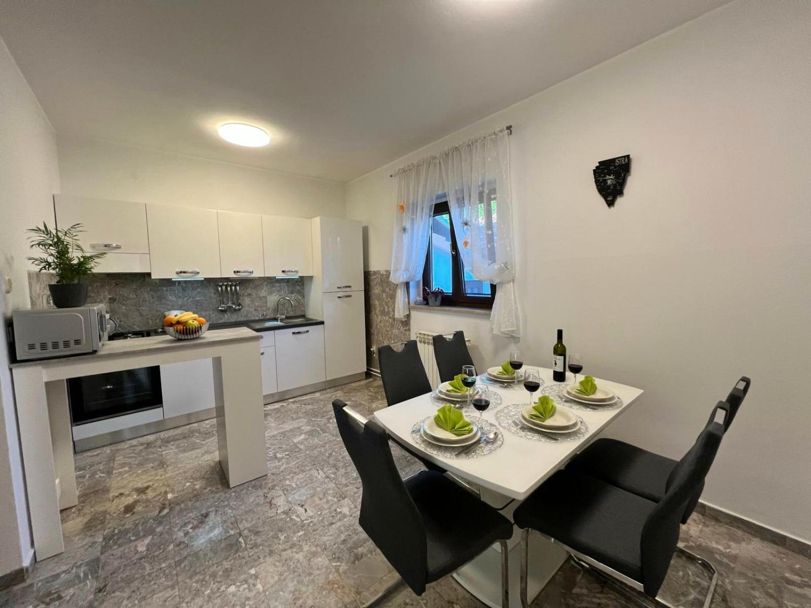 Apartment Tigo - 2 Bedrooms, 2 Bathrooms, Terrace And Big Garden Fažana Exteriör bild