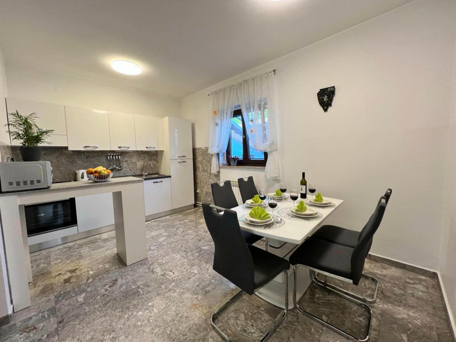 Apartment Tigo - 2 Bedrooms, 2 Bathrooms, Terrace And Big Garden Fažana Exteriör bild